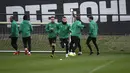 Para pemain Borussia Moenchengladbach melakukan pemanasan saat mengikuti latihan tim di Moenchengladbach, Jerman (26/10/2020). Borussia Moenchengladbach akan bertanding melawan Real Madrid pada grup B Liga Champions. (AFP Photo/Ina Fassbender)