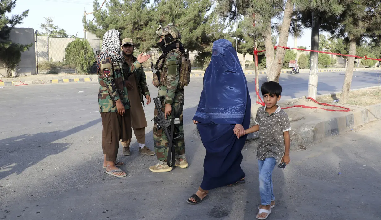 Pasukan Taliban berjaga di pos pemeriksaan dekat gerbang Bandara Internasional Hamid Karzai, Kabul, Afghanistan, Sabtu (28/8/2021). Taliban menutup akses menuju Bandara Kabul bagi sebagian besar calon pengungsi untuk mencegah kerumunan setelah serangan bom bunuh diri. (AP Photo/Wali Sabawoon)