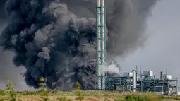 Kepulan asap membumbung ke atas setelah Ledakan yang terja di kawasan industri kimia di Kota Leverkusen, Jerman, Selasa (27/7/2021). Perusahaan operator Chempark, Currenta, menyatakan ledakan di kompleks pabrik di Kota Leverkusen itu terjadi sekitar pukul 9.40 waktu setempat. (AP Photo/Oliver Berg)