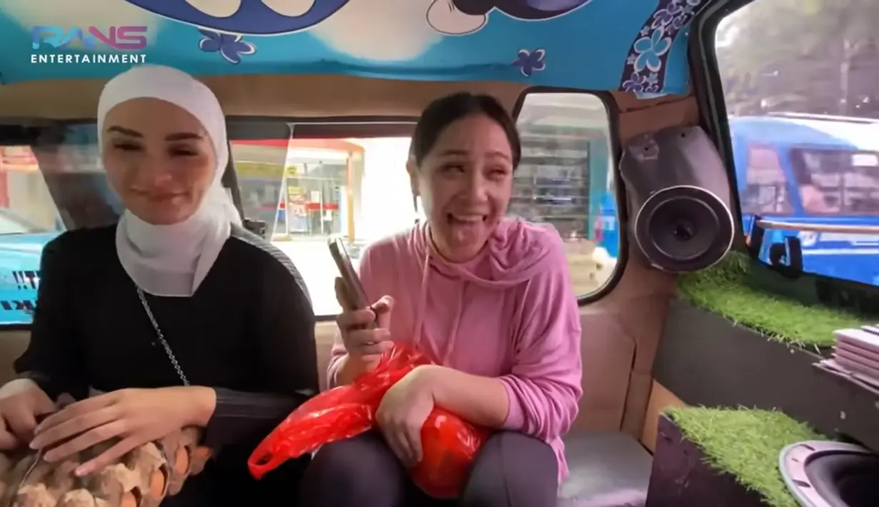 Nagita Slavina tampak senang bisa pulang naik angkot lagi. Ia tampak memberikan beberapa lembar uang pecahan seratusan kepada keneknya. [Youtube/Rans Entertainment]