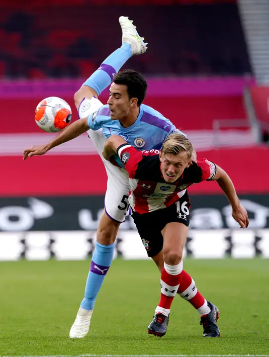 Bek Manchester City Eric Garcia dan pemain Southampton James Ward-Prowse berebut bola dalam lanjutan Liga Inggris di St. Mary Stadium, Minggu (5/7/2020).  Manchester City gagal memetik poin penuh setelah kalah tipis 0-1 saat bertandang ke markas Southamtpon. (AP Photo/Will Oliver,Pool)