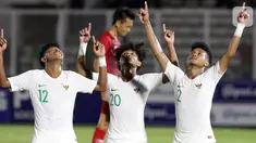 Pemain Timnas Indonesia U-19, Amiruddin Bagus Alfikri (tengah) merayakan gol yang dicetaknya saat laga kualifikasi Grup K Piala AFC U-19 2020 melawan Hong Kong di Stadion Madya Gelora Bung Karno, Jakarta, Jumat (8/11/2019). Indonesia unggul 4-0. (Liputan6.com/Helmi Fithriansyah)