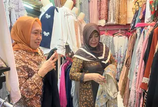 Marni Made (60) Pemilik Toko Pakaian Muslim di Pasar Cileungsi (Supriatin/Liputan6.com)