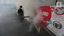 Petugas Puskesmas Palmerah melakukan pengasapan (fogging) untuk Pemberantasan Sarang Nyamuk Aedes Aegypti di Museum Tekstil, Jakarta, Selasa (30/4/2024). (Liputan6.com/Angga Yuniar)