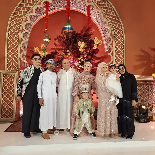 Potret Ayah Irish Bella Temani Putri Tercinta Rayakan Ulang Tahun ke-28, Unggah Potret Masa Kecil sang Putri