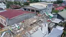 Foto aerial menunjukkan rumah-rumah rusak akibat gempa magnitudo 6,2 di Mamuju, Sulawesi Barat, Minggu (17/1/2021). Badan Nasional Penanggulan Bencana (BNPB) melaporkan korban tewas gempa di Sulawesi Barat hingga 16 Januari pukul 20.00 WIB mencapai 56 orang. (ADEK BERRY/AFP)
