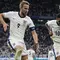 Selebrasi striker Timnas Inggris, Harry Kane (kiri) bersama rekannya, Jude Bellingham setelah mencetak gol kedua timnya ke gawang Timnas Slovakia pada laga babak 16 besar Euro 2024 di Arena AufSchalke, Gelsenkirchen, Jerman, Minggu (30/6/2024). (AP Photo/Thanassis Stavrakis)