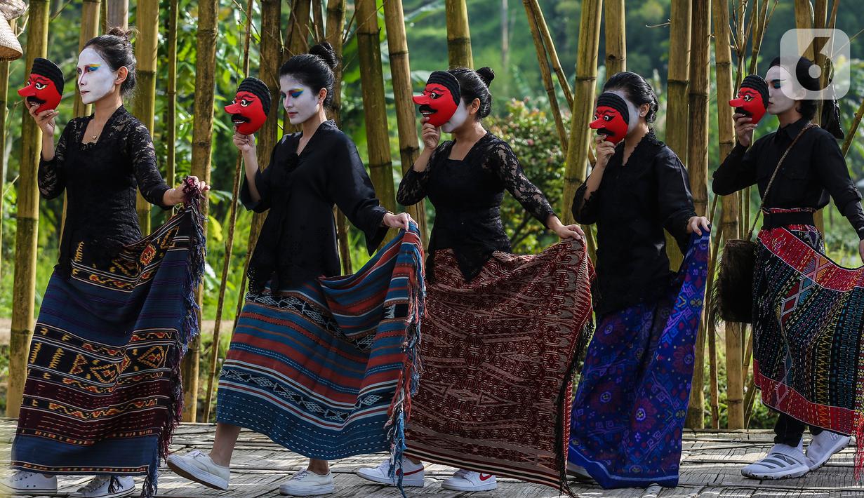 Tarian dan fashion show berlatar belakang alam di Grand Smesco Hills Cisarua, Bogor, Minggu (11/4/2021). Kegiatan Kartini Festival ini untuk mempromosikan campaign perempuan Indonesia berbudaya, berbudi pekerti luhur, dan mencintai produk lokal khas Indonesia. (Liputan6.com/JohanTallo)