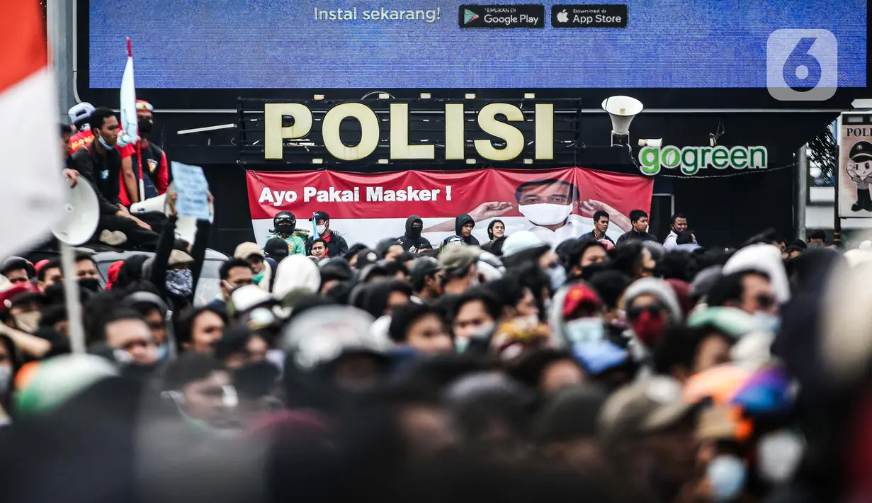 Pengunjuk rasa berkumpul saat berdemonstrasi menolak UU Cipta Kerja di kawasan Harmoni, Jakarta, Kamis (8/10/2020). UU Cipta Kerja yang disahkan beberapa waktu lalu memicu demonstasi sejumlah kalangan. (Liputan6.com/Faizal Fanani)