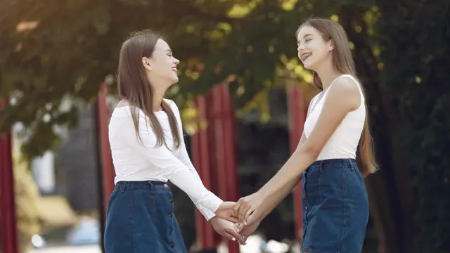 Ilustrasi perpisahan dengan sahabat (Foto: Freepik/prostooleh)