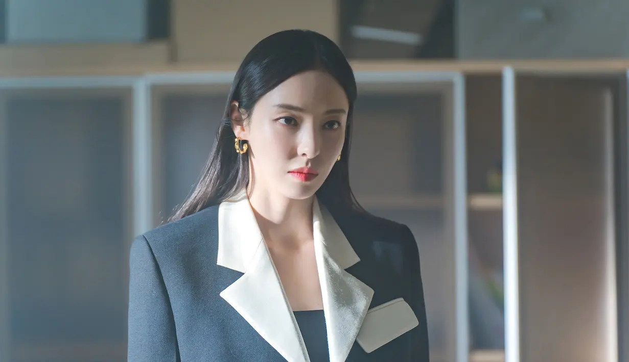 Lee Da Hee memerankan Won Min Ho, pewaris konglomerat ternama di dunia. Selain itu ia juga menjadi seorang guru. [Foto: Prime Video]