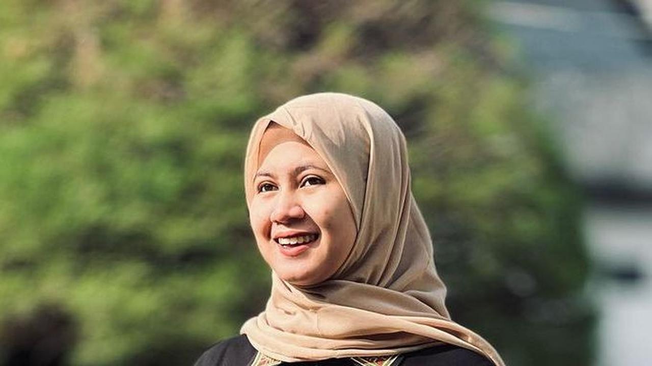 Ia adalah putri dari salah satu masayikh Pondok Pesantran Lirboyo KH Zamzami Mahrus dan Nyai Hj Hannah Zamzami.