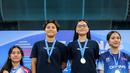 Atlet loncat indah putri Jawa Timur, Gladies Lariesa Garina (tengah kiri) dan Linar Betiliana (tengah kanan) mendapatkan medali emas dalam nomor menara synchro putri Kejurnas Akuatik 2026 yang berlangsung di Stadion Akuatik Gelora Bung Karno, Senayan, Jakarta. (Bola.com/Bagaskara Lazuardi)