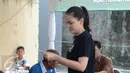 Aktris Luna Maya jelang memberikan suaranya di TPS 54, Pela Mampang, Jakarta, Rabu (19/4). Luna terlihat santai tanpa riasan make up. (Liputan6.com/Herman Zakharia)