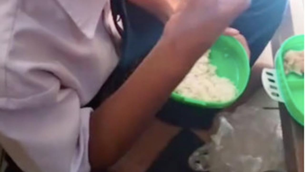 Ternyata terungkap sebuah fakta usai wanita perekam sekaligus pengunggah video ini bertanya pada bocah laki-laki tersebut. <br>