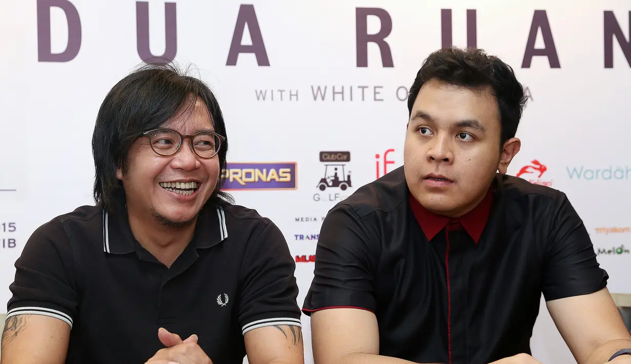 Tulus makin banyak dilirik penyanyi lain untuk berkolaborasi, salah satu penyanyi yang menjalin kerja sama, yakni Ari Lasso. (Wimbarsana Kewas/Bintang.com)