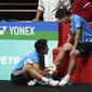 Reaksi Siti Fadia Silva Ramadhanti (kanan) dan Apriyani Rahayu saat mereka mundur karena Fadia cedera dalam pertandingan semifinal Malaysia Open 2023 melawan&nbsp;pasangan China Chen Qing Chen/Jia Yi Fan di Axiata Arena, Bukit Jalil, Kuala Lumpur, Malaysia, Sabtu , 14 Januari 2023. (AP&nbsp;Photo/Kien Huo)