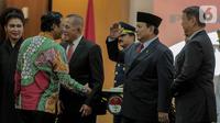 Menteri Pertahanan Prabowo Subianto (kedua kanan) memberi hormat kepada Menko Polhukam, Mahfud MD usai seremoni serah terima di Kementerian Pertahanan, Jakarta, Kamis (24/10/2019). Ryamizard Ryacudu resmi menyerahkan jabatan kepada Prabowo Subianto. (Liputan6.com/Faizal Fanani)
