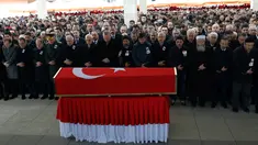 Presiden Turki Recep Tayyip Erdogan (tengah) menyalati tentara Turki pertama yang tewas dalam operasi 'Ranting Zaitun' di basis Kurdi Suriah, Ankara, Turki, Selasa (23/1). (Foto AP/Burhan Ozbilici)