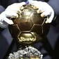 Ballon d'Or merupakan penghargaan untuk individu yang mampu tampil gemilang untuk klub maupun negaranya dalam satu musim. Trofi Ballon d'Or sendiri merupakan trofi individu termahal di dunia yaitu  600 ribu dolar AS atau setara Rp8,6 miliar. (Foto: AFP/Fabrice Coffrini)