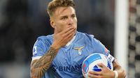 Striker Lazio, Ciro Immobile merayakan golnya ke gawang Inter Milan dalam lanjutan Liga Italia 2021/2022, Sabtu (16/10/2021) WIB. (AP Photo/Alessandra Tarantino)