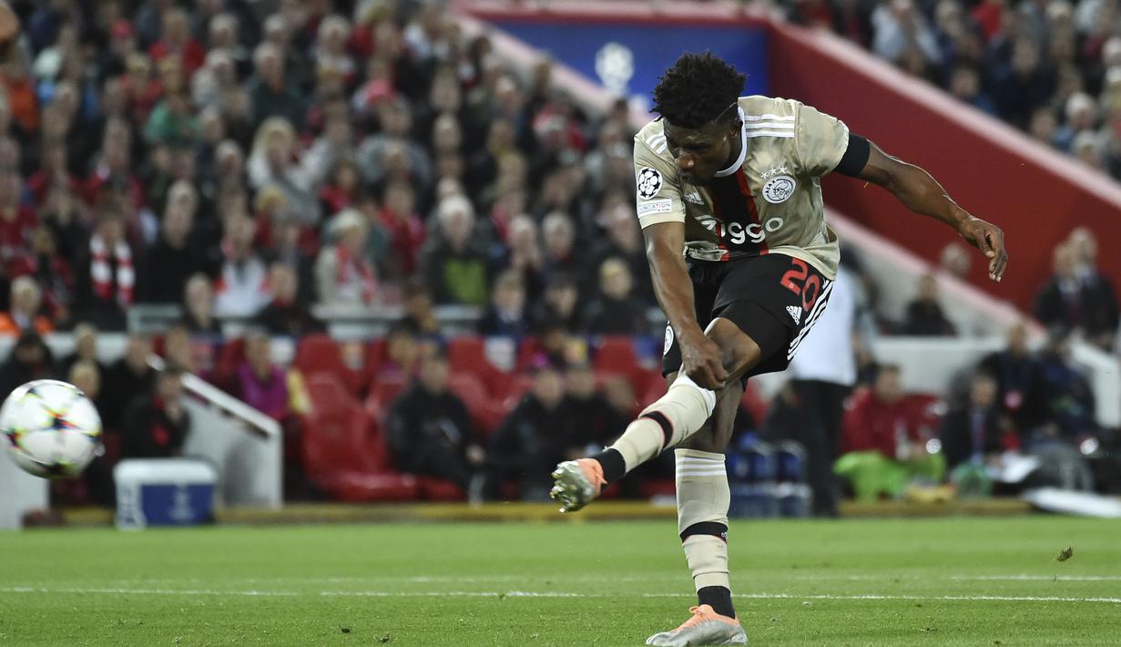 Ajax akhirnya berhasil menyamakan kedudukan pada menit ke-27. Menerima umpan Berghuis, Mohammed Kudus melakukan sekali kontrol sebelum melepas tembakan yang menghujam gawang Alisson. (AP Photo/Rui Vieira)