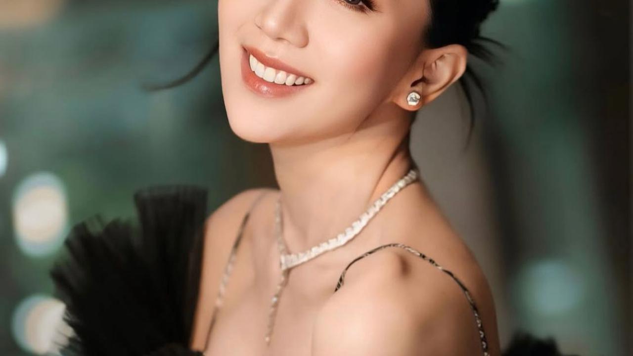 7 Potret Agnes Jennifer Tampil Stunning dengan Fashion Uniknya, Netizen: Gayung Lope Lewat