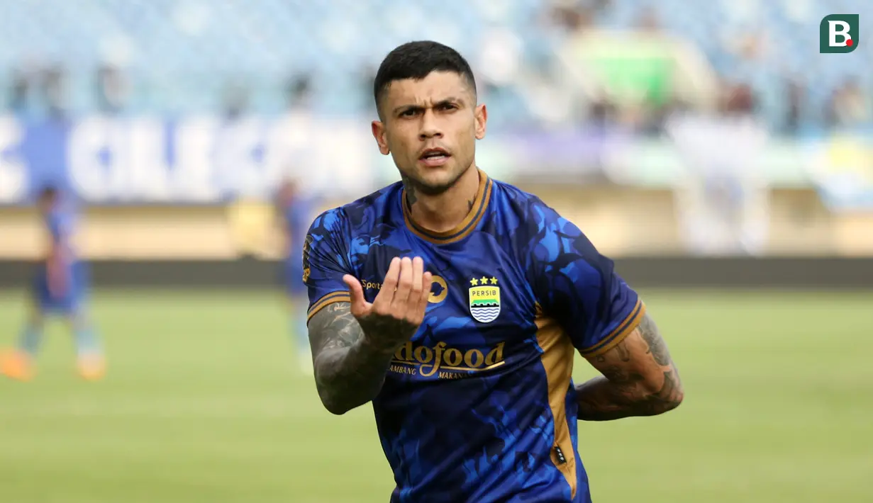 <p>Pemian Persib Bandung, Ciro Alves melakukan selebrasi setelah mencetak gol pembuka timnya ke gawang PSM Makassar pada laga Piala Presiden 2024 di Stadion Si Jalak Harupat, Bandung, Jumat (19/07/2024). (Bola.com/Abdul Aziz)</p>