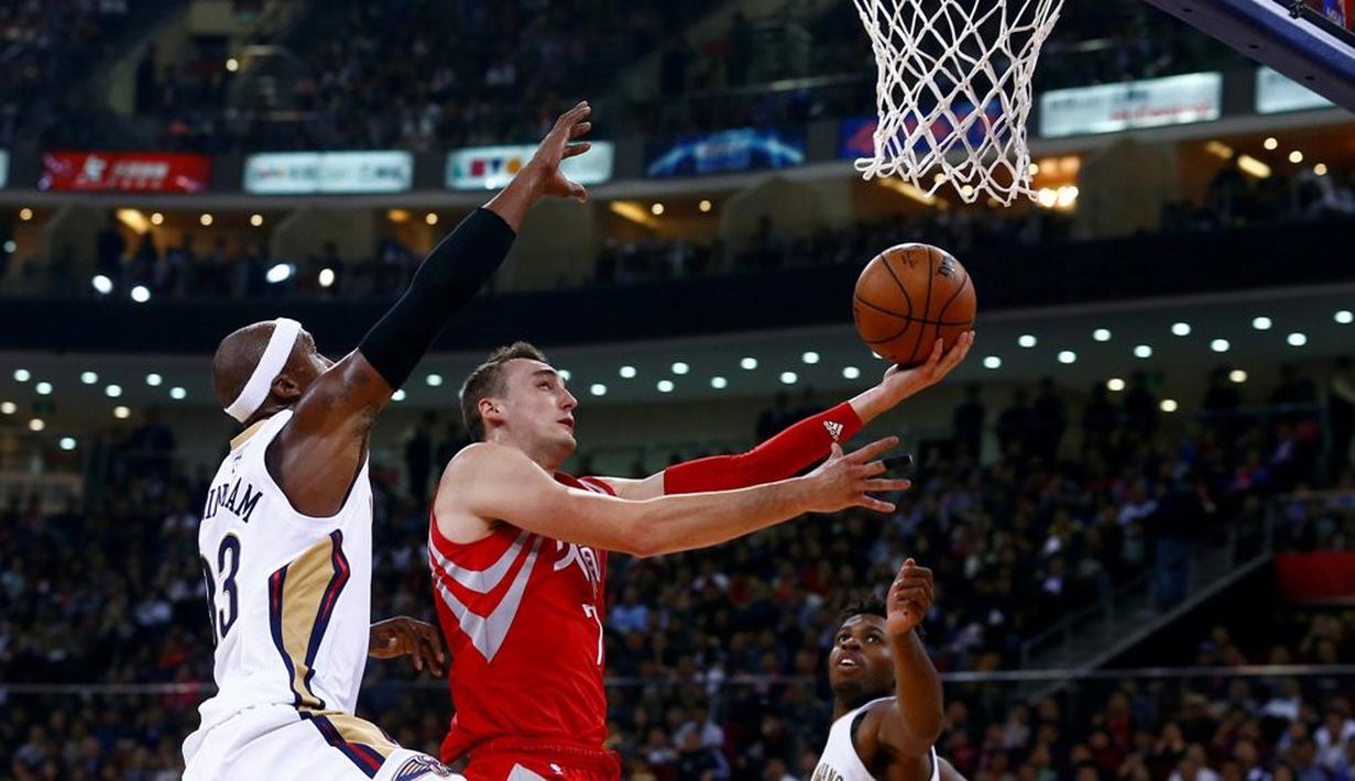 Houston Rockets sukses mengunci kemenangan atas New Orleans Pelicans dalam dua pertandingan pramusim NBA Global Games 2016 di China, Rabu (12/10/2016). Rockets membungkam Pelicans 116-104. (Reuters/Thomas Peter)