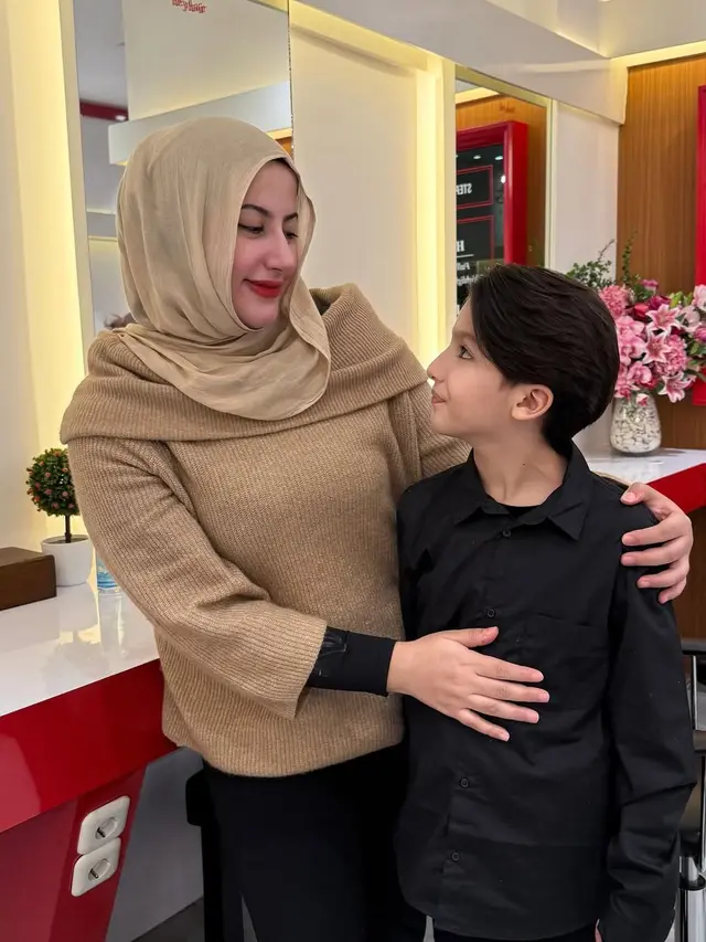 Tasyi Athasyia Bagikan Momen Sang Anak saat Potong Rambut Gondrong. (instagram/tasyiiathasyia)
