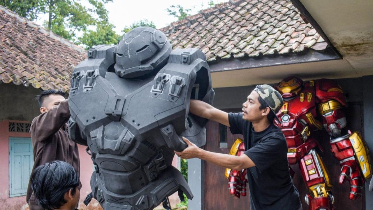 Sejumlah perajin menyelesaikan pembuatan kostum robot Hulkbuster di rumah produksi Cosmake Heroic di Kabupaten Ciamis, Jawa Barat, Sabtu (3/8/2024). Kostum robot yang dibuat menggunakan bahan EVA foam ini ternyata menarik minat pasar internasional. Foto: 
