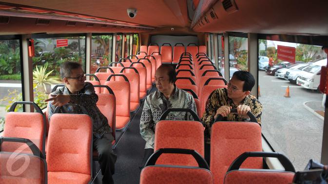 Gubernur DKI Jakarta, Basuki T Purnama (kanan) didampingi Chairman Mayapada Group, Dato Sri Tahir (tengah) saat mencoba bus tingkat di Balaikota (17/6). Kini keseluruhan bus tingkat yang ada di Jakarta berjumlah 13 unit. (Liputan6.com/Gempu M Surya)