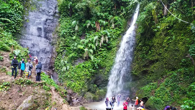 Para pengunjung tengah menikmati sensasi berenang di kawasan wisata alam Curug Candung, Garut-Tasikmalaya, Jawa Barat