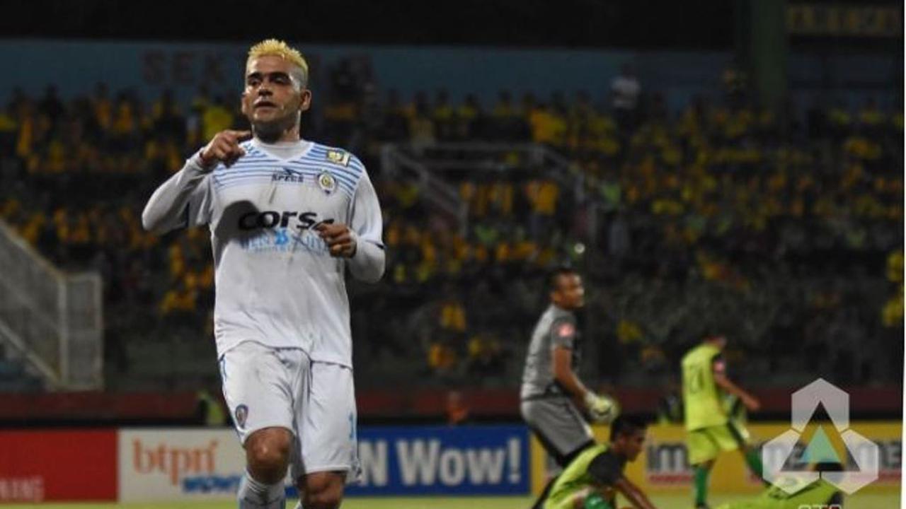 Striker Arema Cronus Cristian Gonzales