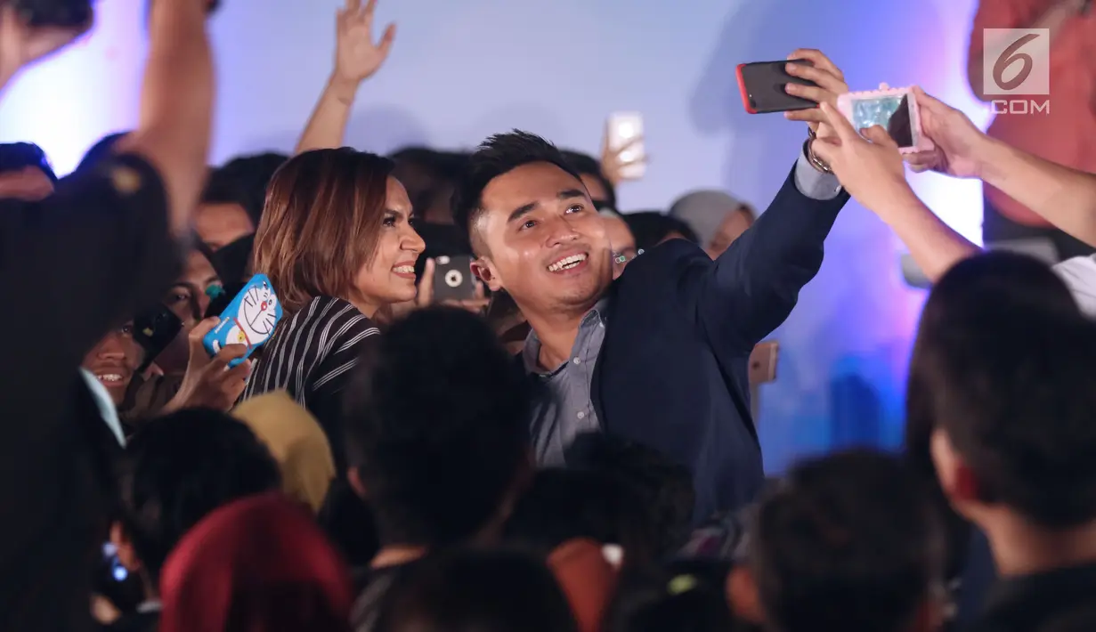 Duta baca Indonesia, Najwa Shihab (tengah) berswafoto dengan news presenter SCTV dan peserta gelaran Emtek Goes To Campus 2017 di Universitas Telkom, Bandung, Rabu (29/11). (Liputan6.com/Helmi Fithriansyah)