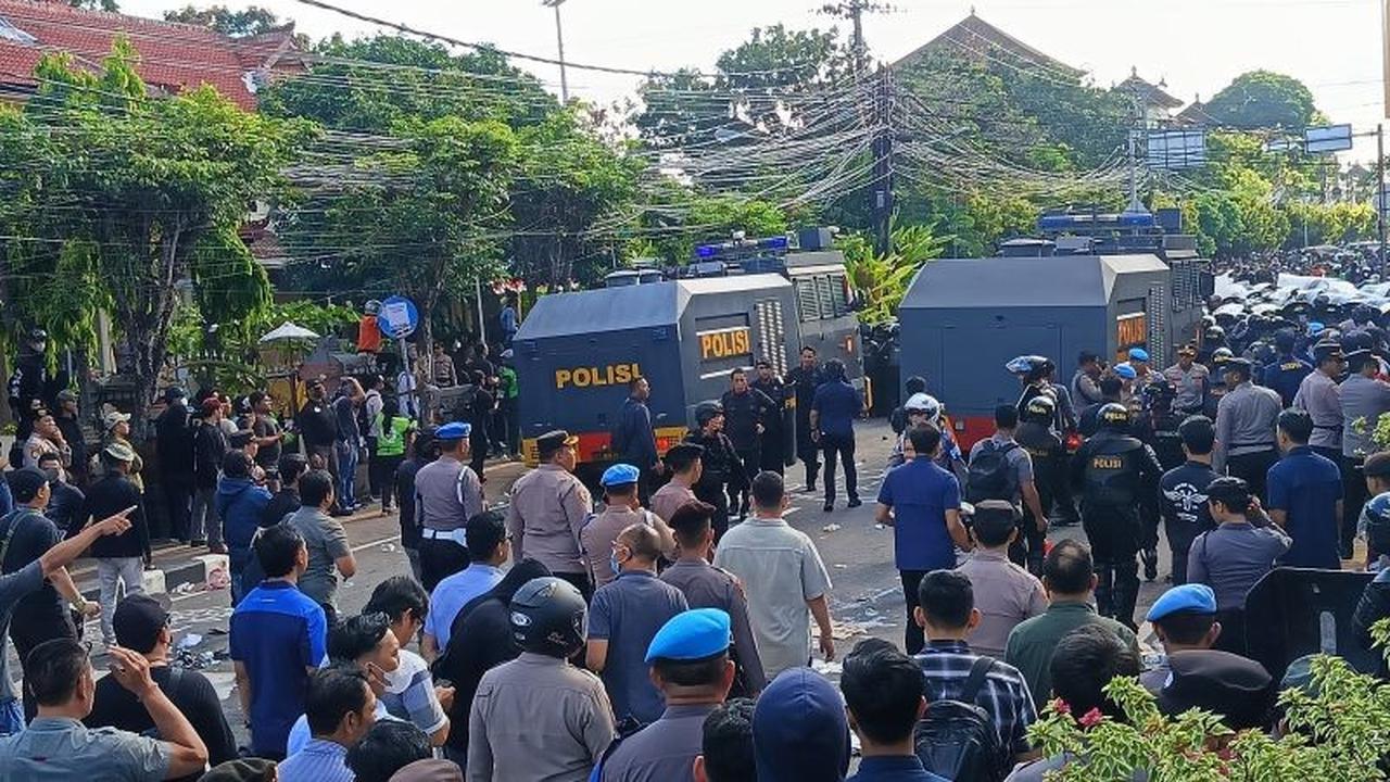 Kericuhan Demo Bali: Polisi Kerahkan Water Canon dan Gas Air Mata Pukul Mundur Massa di Depan Mapolda