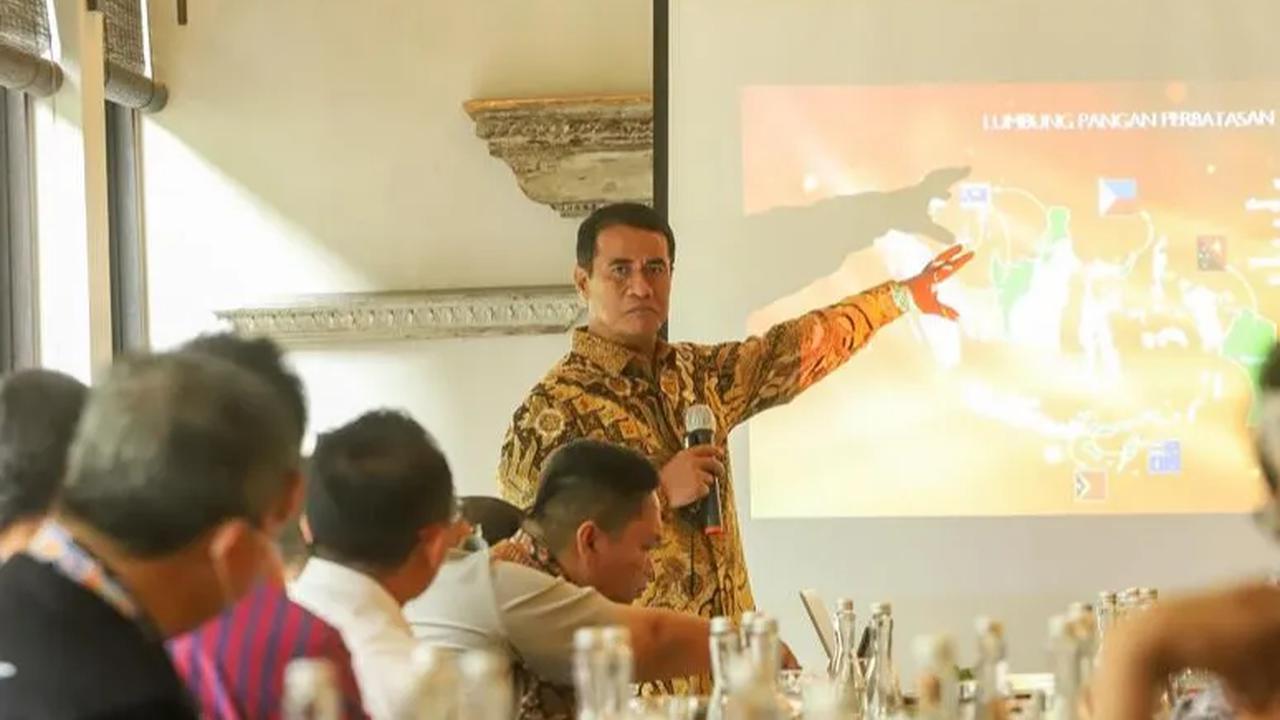 "Selama sisa waktu 2 bulan ini, kami akan mempercepat pelaksanaan program kegiatan dan realisasi serapan anggaran secara signifikan," tutur Amran.