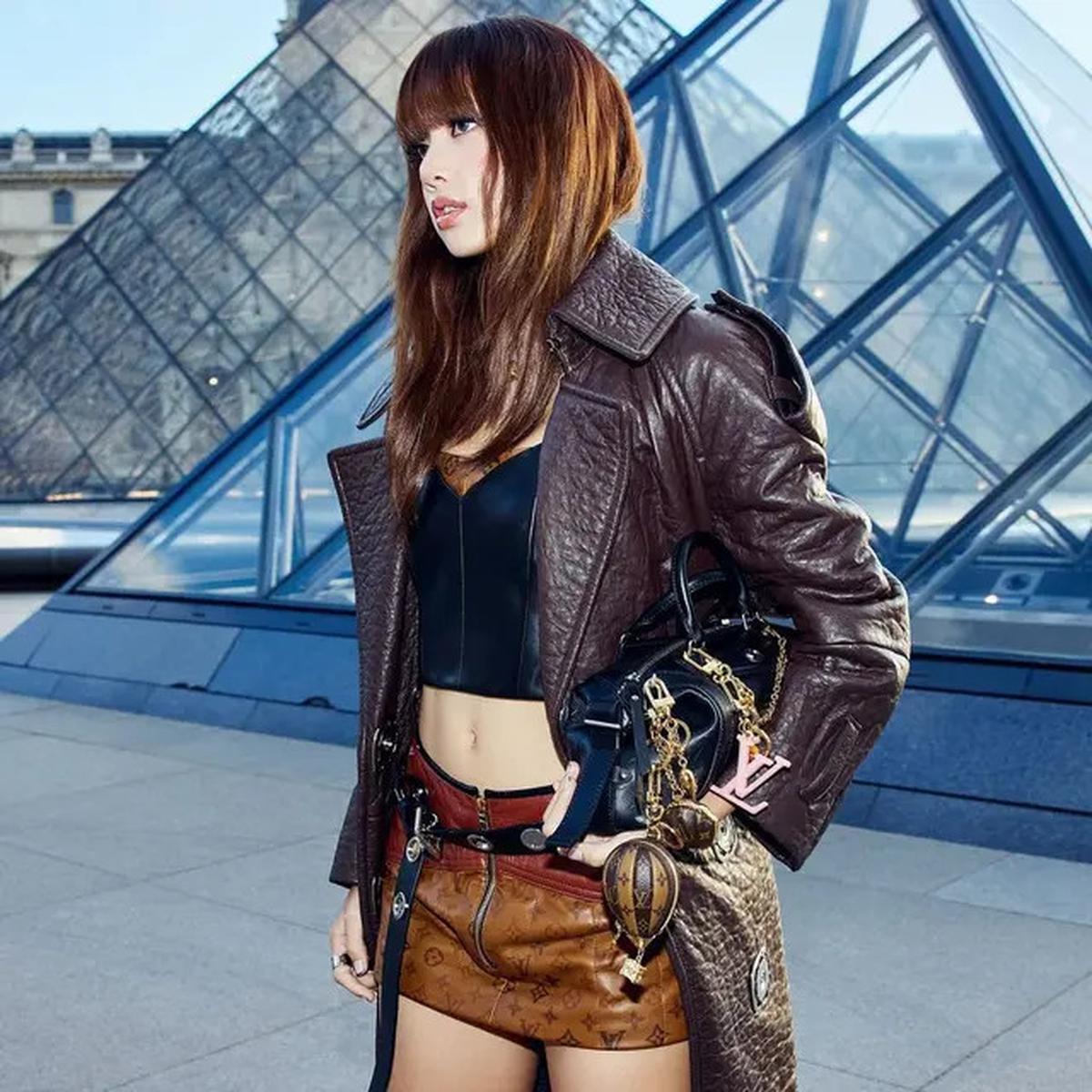 Harga Gantungan Tas Lisa BLACKPINK di Paris Fashion Week Bikin Melongo, Lebih Mahal dari Labubu!
