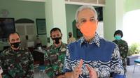 Gubernur Jateng Ganjar Pranowo, saat melakukan pengecekan pelaksanaan vaksinasi anggota TNI di RST Wira Tamtama Semarang. (Foto: Liputan6.com/Felek Wahyu)