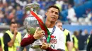Cristiano Ronaldo dan tropi Piala Eropa 2016, Senin (11/7). Ronaldo menjadi kapten Timnas Portugal pertama yang berhasil menjuarai Piala Eropa. (REUTERS)