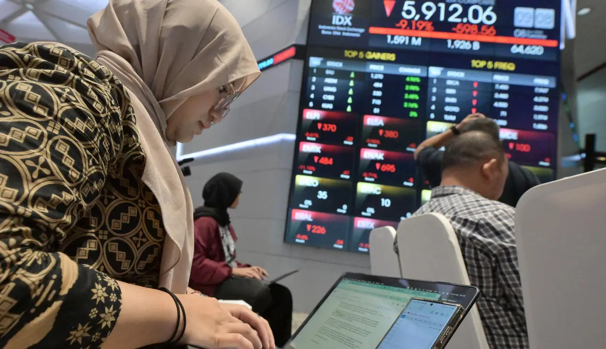 Sebanyak 11 saham melaju di zona hijau dan 586 saham di zona merah. Sedangkan 52 saham lainnya stagnan. (BAY ISMOYO/AFP)