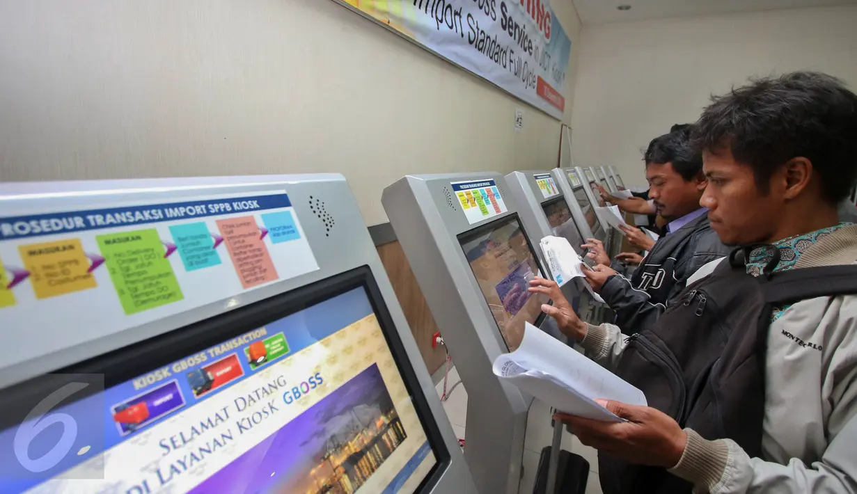 Sejumlah pengguna mencoba mesin sistem pembayaran baru "Gboss Kiosk" untuk transaksi impor, Jakarta, Jumat (30/12). (Liputan6.com/Faizal Fanani)