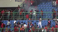 Suasana kepanikan suporter saat terjadi insiden ledakan suar pada laga persahabatan Indonesia melawan Fiji di Stadion Patriot Candrabhaga, Bekasi, Sabtu (9/2). Dikabarkan satu orang suporter tewas akibat insiden ini. (Liputan6.com/Helmi Fithriansyah)