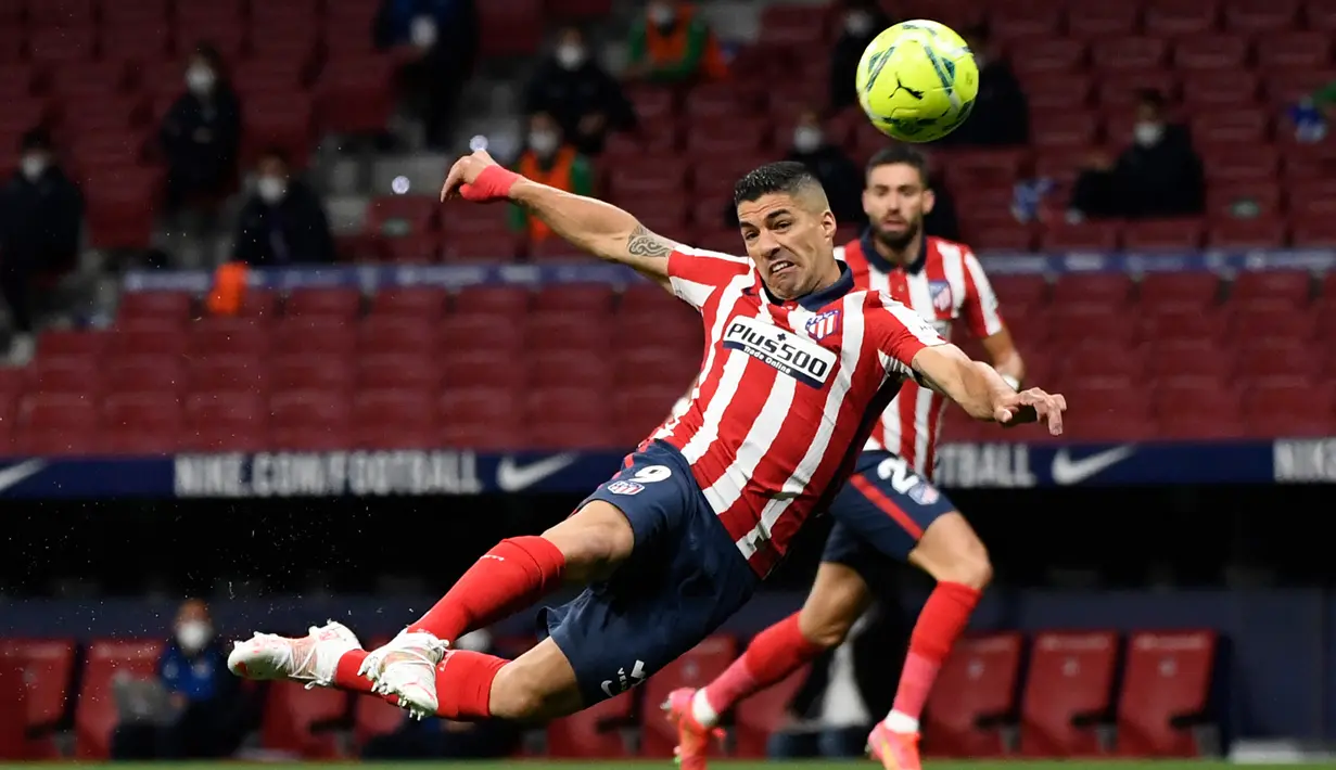 Luis Suarez. Striker berusia 34 tahun ini baru semusim memperkuat Atletico Madrid usai hijrah dari Barcelona. Ia menyumbang 21 gol bagi Los Rojiblancos yang menempatkannya di posisi ketiga top skor LaLiga 2020/2021 dan membawa Atletico meraih gelar juara LaLiga. (Foto: AFP/Pierre-Philippe Marcou)