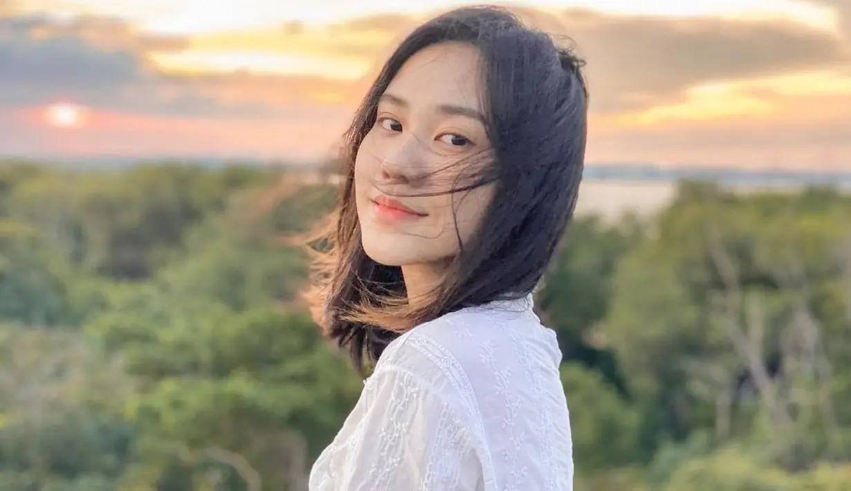 Sering tampil menawan dengan makeup natural, ternyata Jessica Jane tak segan memamerkan parasnya tanpa riasan. Beberapa kali, wanita kelahiran 1999 ini mengunggah penampilan natural tanpa makeup. Bahkan ia tak segan memperlihatkan wajahnya yang sedang berjerawat.(Liputan6.com/IG/@jessicajane99)