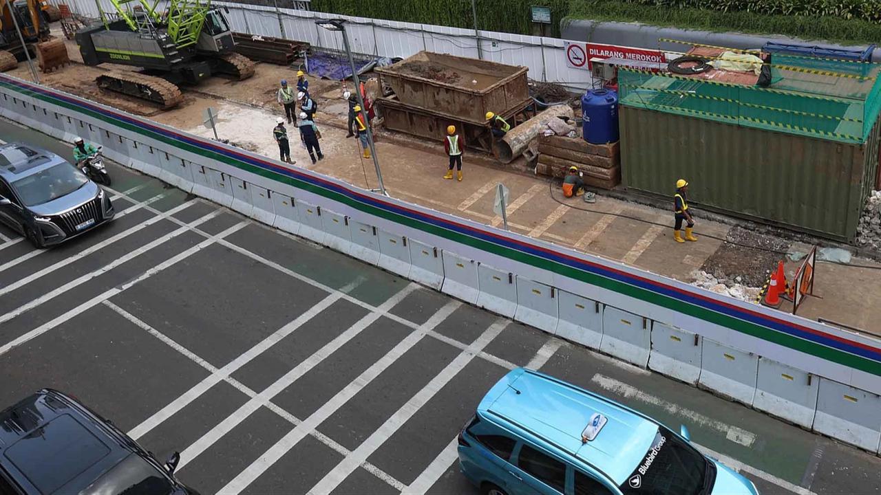 FOTO: Revitalisasi Stasiun MRT Bundaran HI Ubah Sementara Tata Trotoar Jalan Thamrin