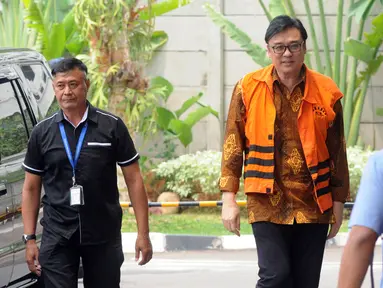 Direktur Operasional Lippo Group Billy Sindoro (tengah) tiba di Gedung KPK, Jakarta, Senin (6/11). Billy diperiksa sebagai tersangka terkait dugaan suap terhadap Bupati Bekasi Neneng Hasanah Yasin. (Merdeka.com/Dwi Narwoko)