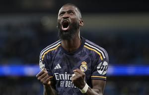 Selebrasi kemenangan bek Real Madrid, Antonio Rudiger setelah mengalahkan Manchester City 4-3 melalui adu tendangan penalti pada laga leg kedua perempatfinal Liga Champions 2023/2024 di Etihad Stadium, Manchester, Rabu (18/4/2024). (AP Photo/Dave Shopland)