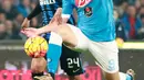Penyerang Napoli, Gonzalo Higuain (kanan) berusaha membawa bola dari kejaran bek Inter Milan, Jeison Murillo pada lanjutan Liga Serie A di  San Paolo, Naples, Italia (30/11). Napoli menang atas Inter Milan dengan skorg 2-1. (AFP/CARLO Hermann)