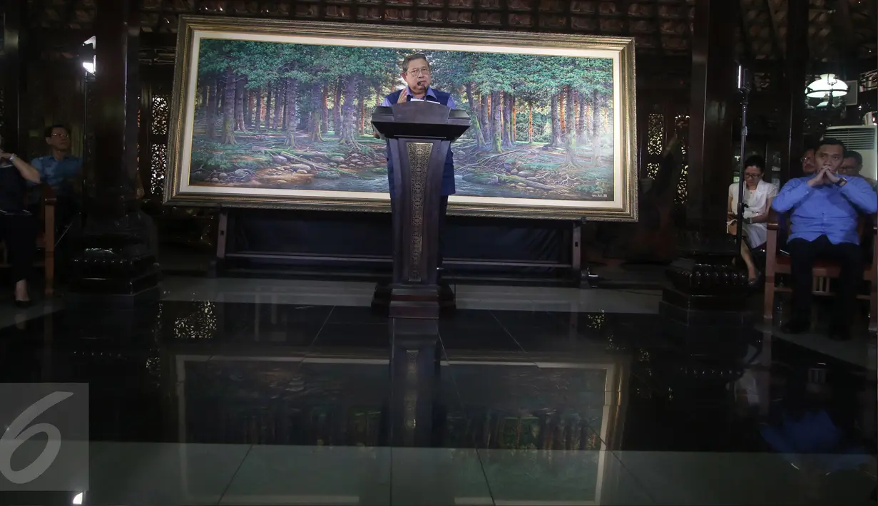 Ketua Umum Partai Demokrat Susilo Bambang Yudhoyono (SBY) dalam konferensi persnya di Cikeas, Bogor, Rabu (2/11). Dalam kesempatan itu SBY juga berbicara mengenai TPF Munir, kekayaan SBY dan rumah pemberian negara di Jakarta (Liputan6.com/Herman Zakharia)